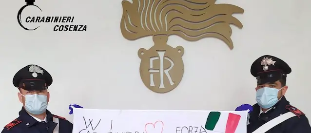 Gesto di incoraggiamento ai carabinieri da un bambino: «Andrà tutto bene»