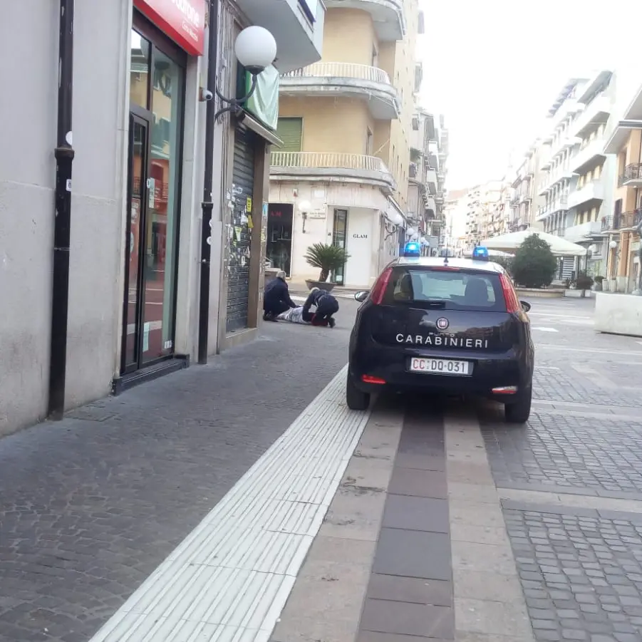 Cosenza, si sente male in pieno centro: intervengono i carabinieri
