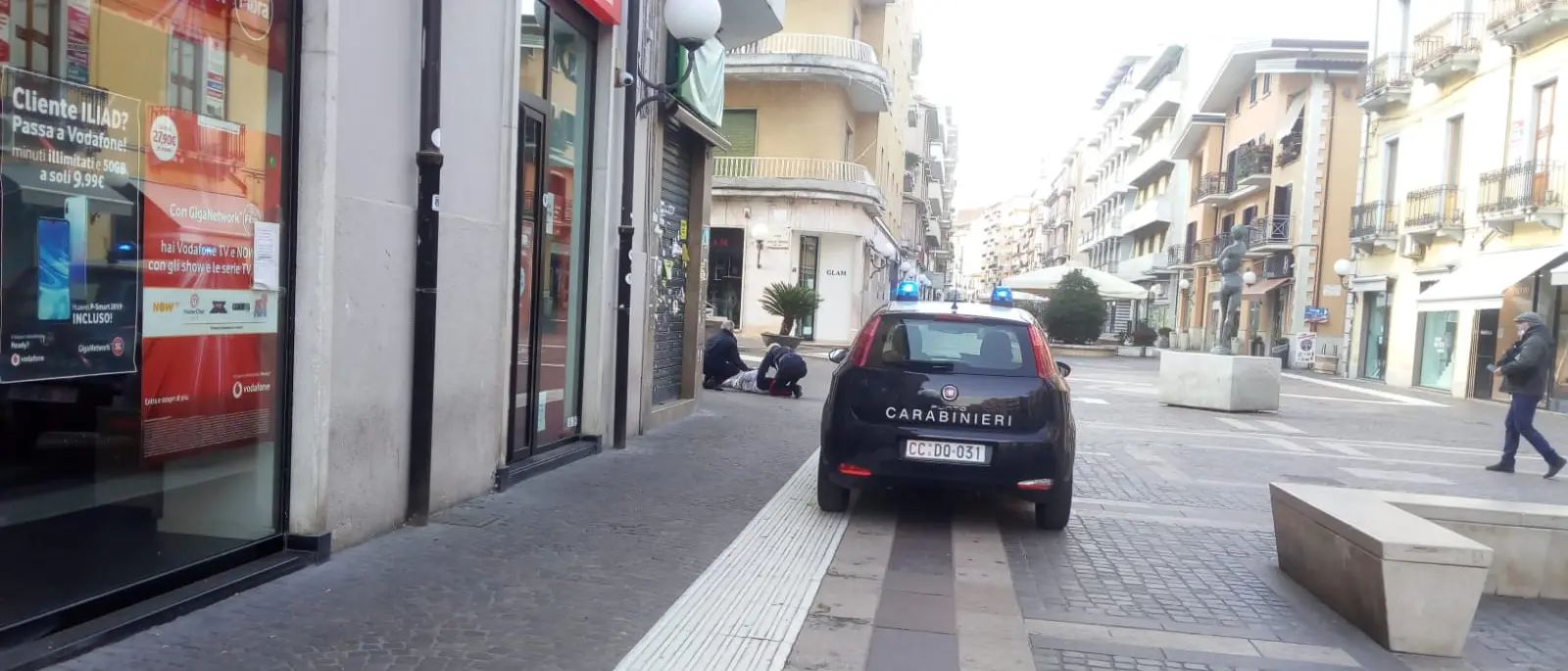 Cosenza, si sente male in pieno centro: intervengono i carabinieri