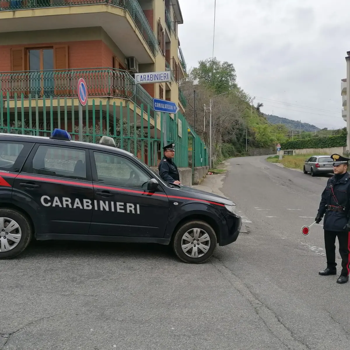 Violano le misure anti-contagio per andare a rubare le galline