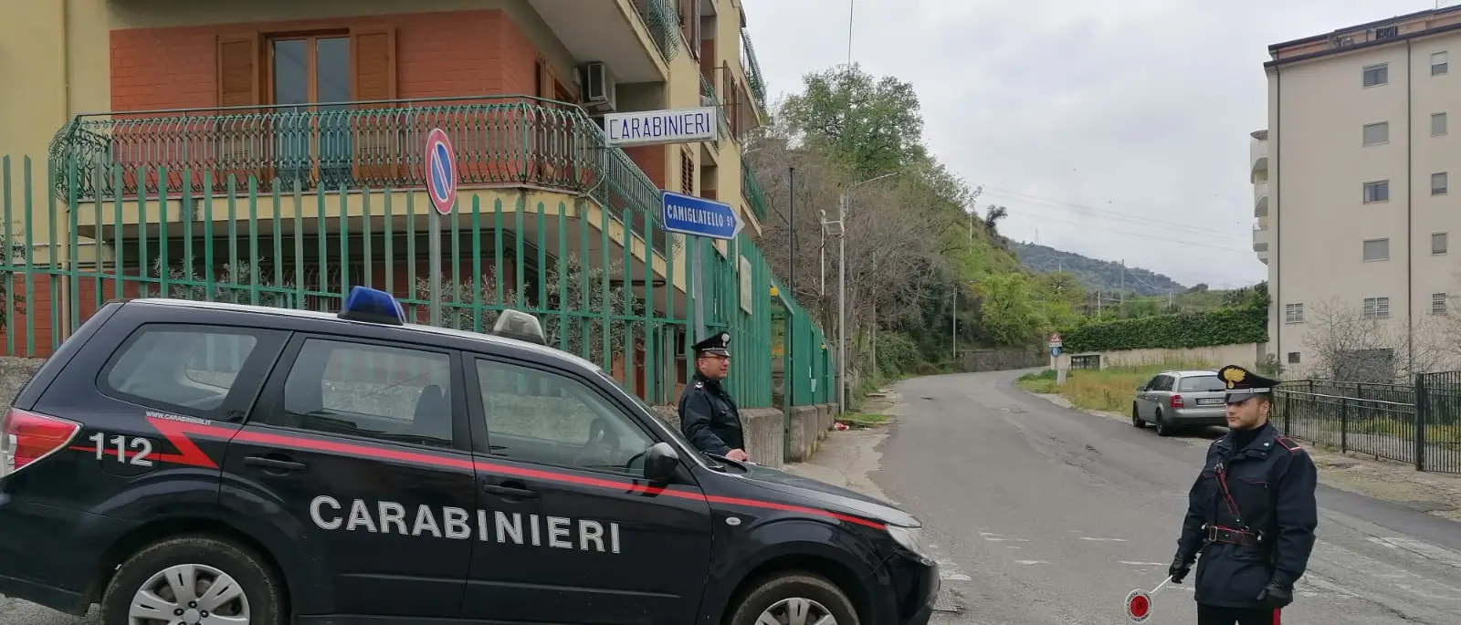 Violano le misure anti-contagio per andare a rubare le galline