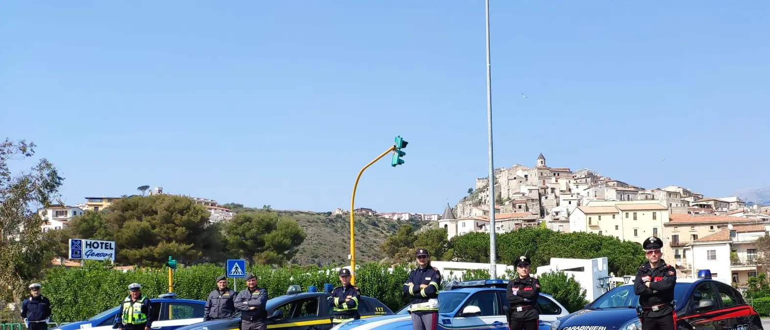 Prendono il sole in spiaggia, le forze dell'ordine sanzionano dieci persone