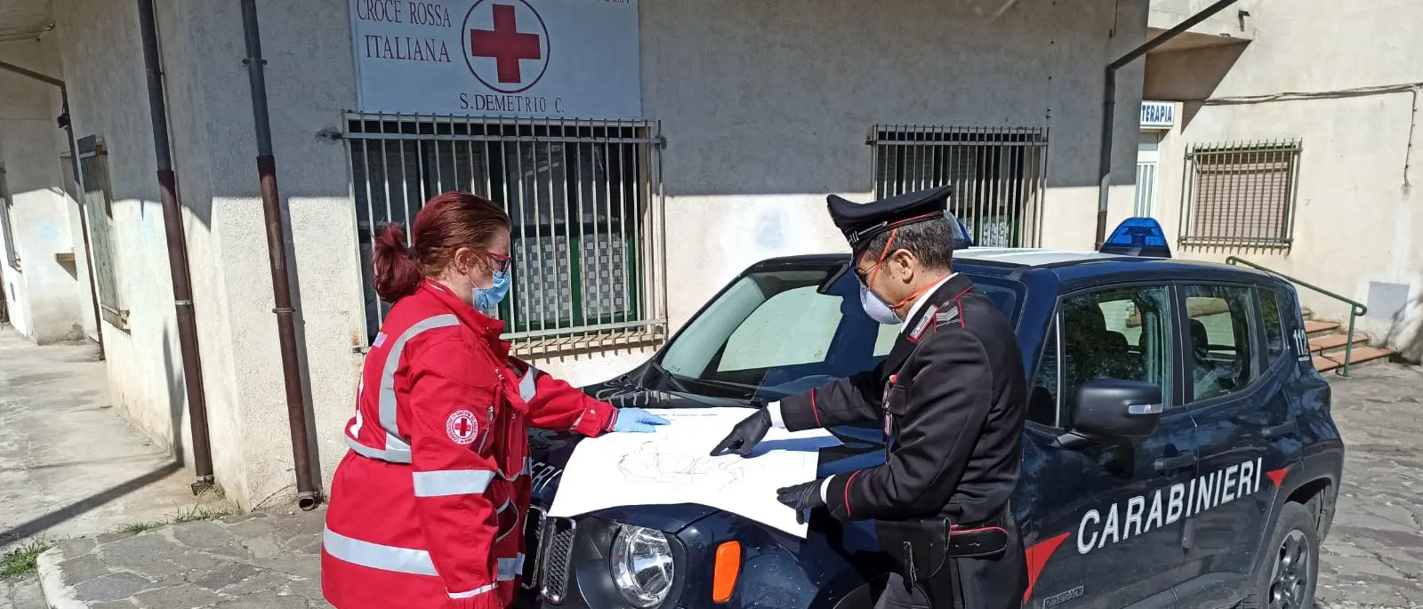 I carabinieri aiutano la Croce Rossa nella consegna di alimenti e farmaci