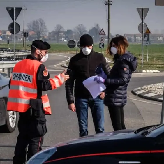 Mostra la cocaina e non l'autocertificazione: «Il pusher era a distanza di sicurezza»