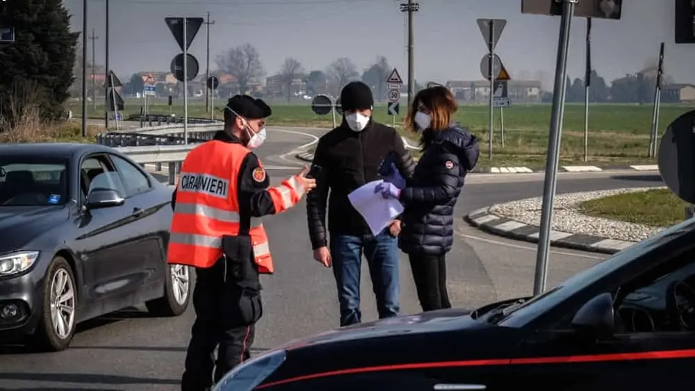 Mostra la cocaina e non l'autocertificazione: «Il pusher era a distanza di sicurezza»