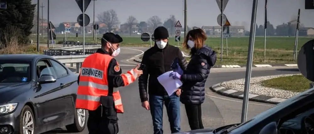 Mostra la cocaina e non l'autocertificazione: «Il pusher era a distanza di sicurezza»