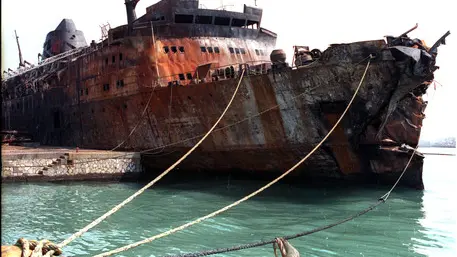 Il traghetto Moby Prince reduce dall\\'incendio a seguito della collisione con la petroliera \"Agip Abruzzo\" il 10 aprile 1991.ANSA , ANSA
