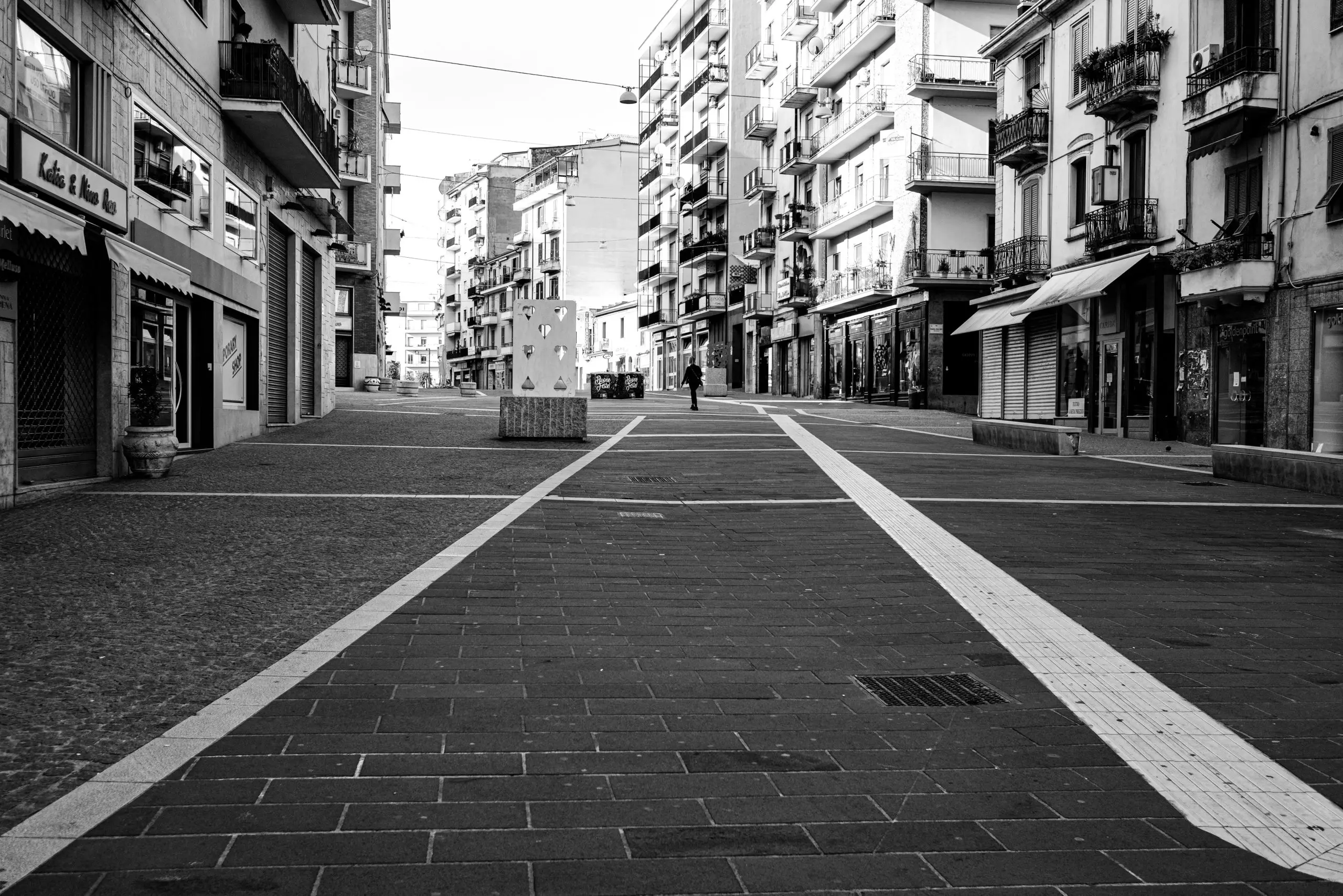 Covid Italia, 6 regioni a rischio alto: Calabria ancora zona rossa | ZONA ROSSA: LE REGOLE DA RISPETTARE