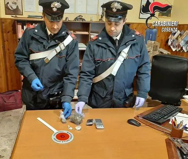 Casali del Manco, droga a domicilio: denunciato un 39enne