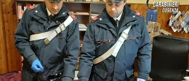 Casali del Manco, droga a domicilio: denunciato un 39enne