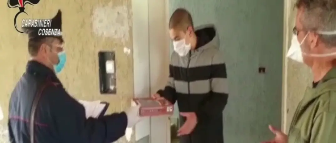 Scuole chiuse per Covid19: a Cosenza e Rende i tablet arrivano con i carabinieri