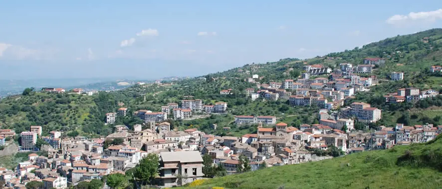 Covid Luzzi, il sindaco vara la \"zona arancione rafforzata\": l'ordinanza
