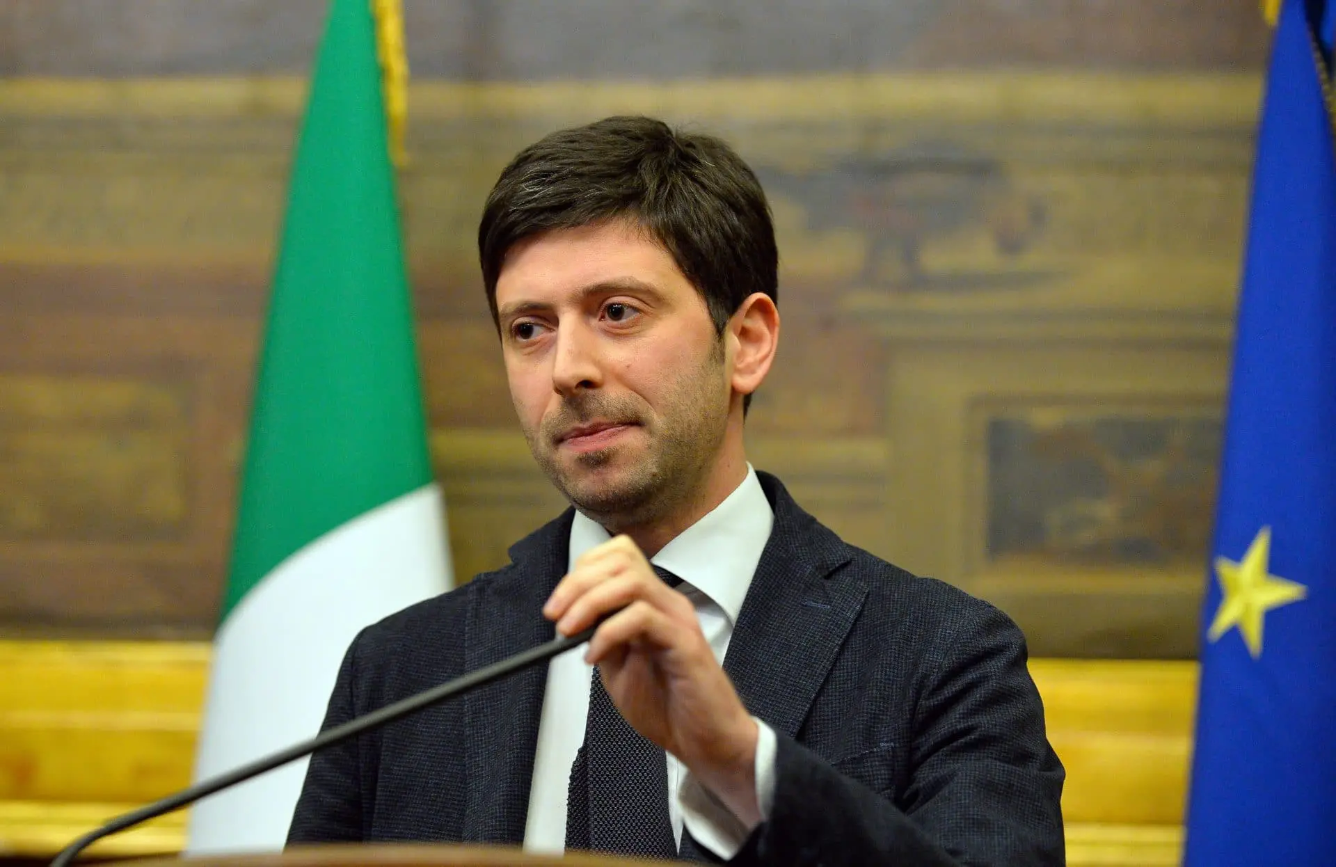 Coronavirus, l'Italia vieta l'ingresso da 13 Paesi. Parla Speranza