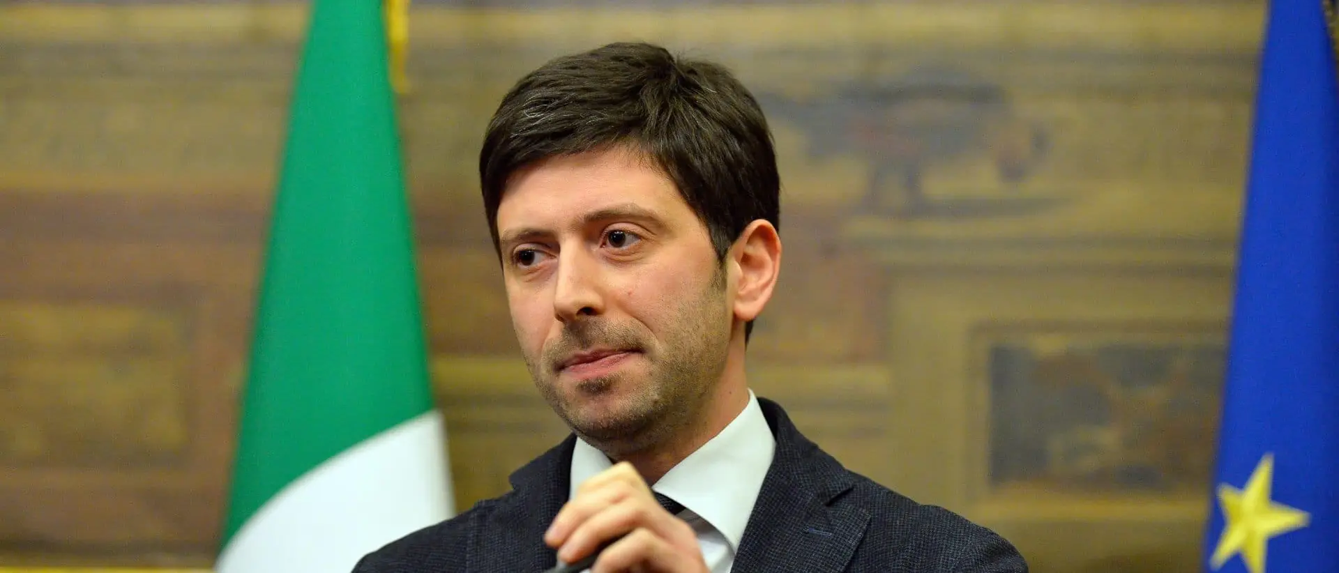 Coronavirus, l'Italia vieta l'ingresso da 13 Paesi. Parla Speranza