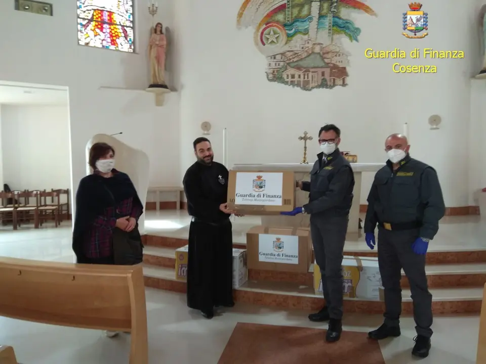 Montegiordano, capi d'abbigliamento contraffatti donati a una parrocchia