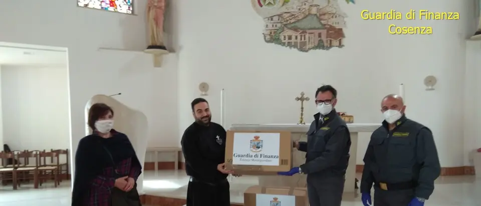 Montegiordano, capi d'abbigliamento contraffatti donati a una parrocchia