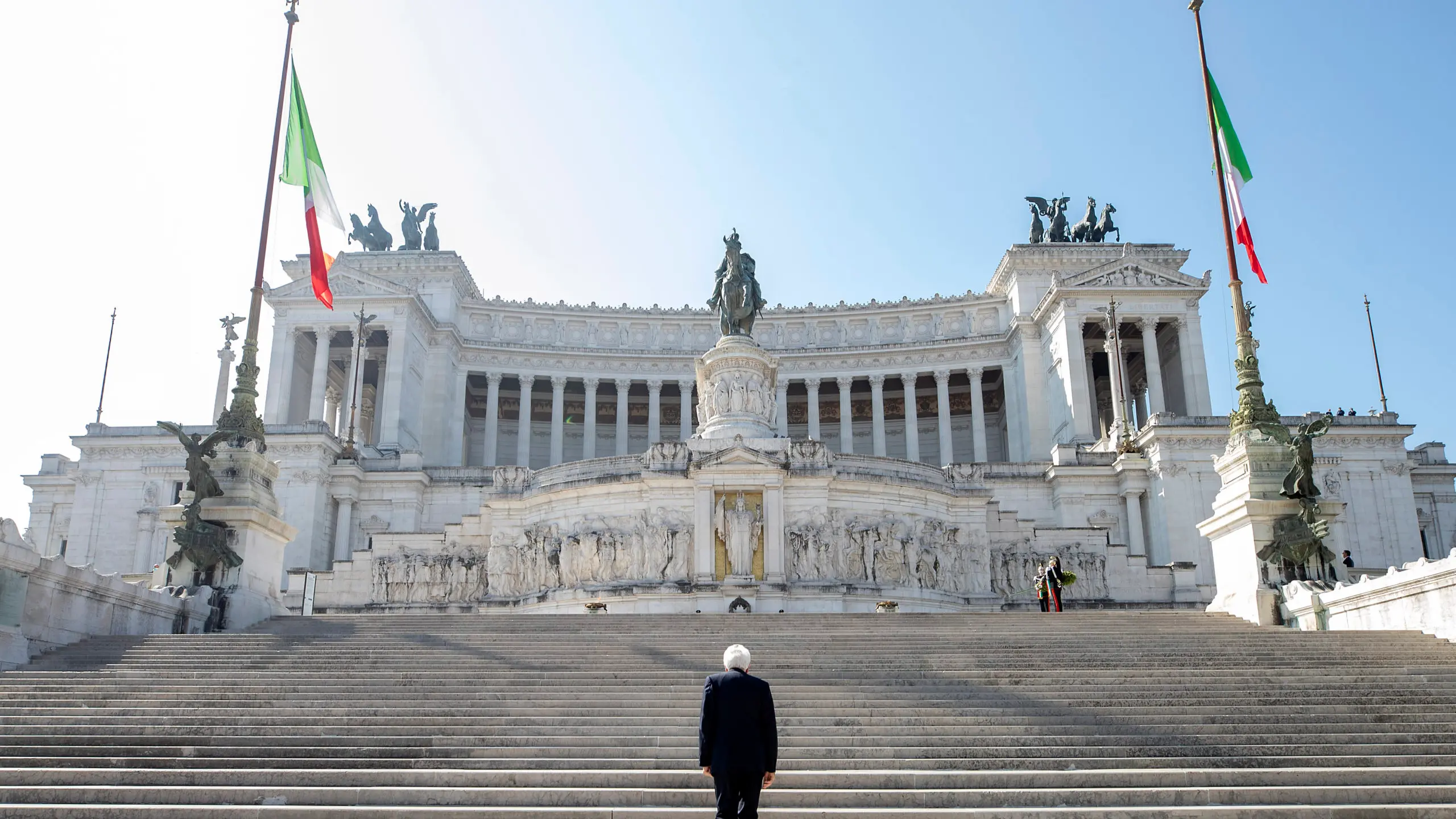 Roma - Il Presidente della Repubblica Sergio Mattarella in occasione della deposizione di una corona d\\u2019alloro sulla Tomba del Milite Ignoto, nella ricorrenza del 75\\u00B0 anniversario della Liberazione , oggi 25 aprile 2020. (Foto di Paolo Giandotti - Ufficio per la Stampa e la Comunicazione della Presidenza della Repubblica)