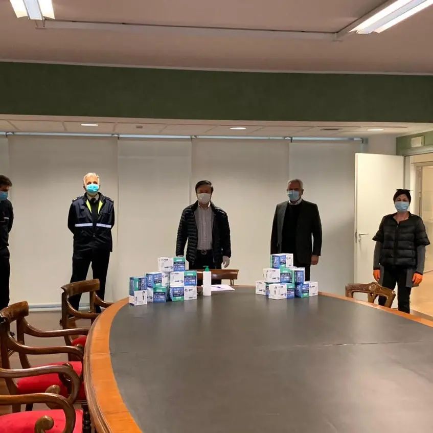 Rende, non si arresta rete solidale: donate mascherine dalla comunità cinese