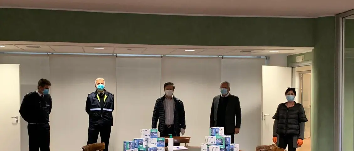 Rende, non si arresta rete solidale: donate mascherine dalla comunità cinese