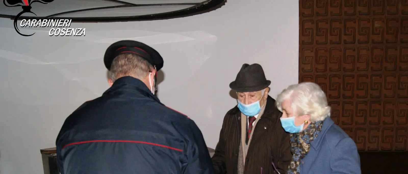 Rende, i carabinieri consegnano la pensione a domicilio ad una coppia di anziani