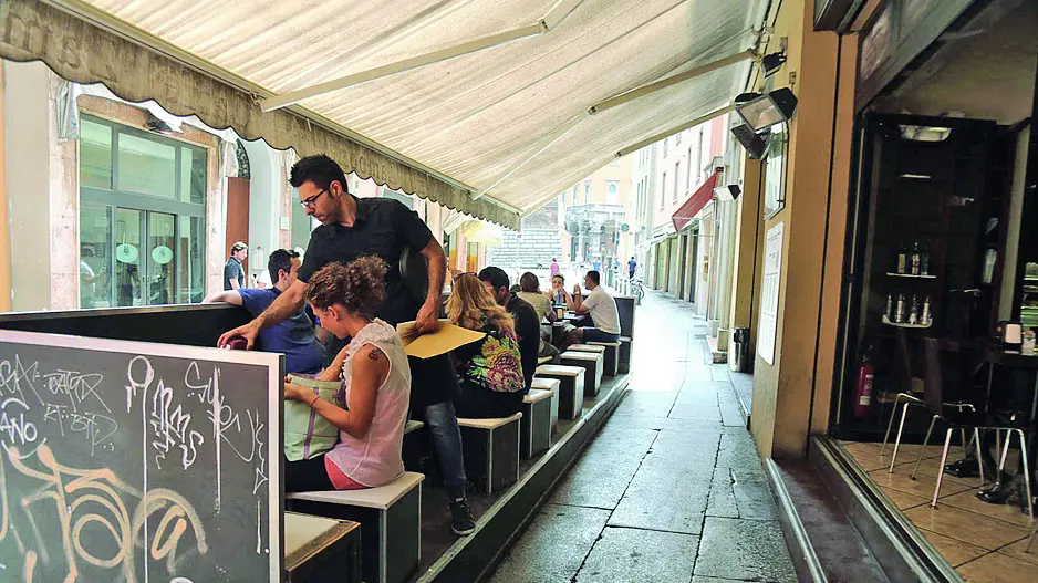 210614_ Dehors bar multati dal Comune per inosservanza/e regolamento: Caffe\\' Zamboni via Zamboni Foto Nucci_Benvenuti - 210614_dehors_caffe_zamboni - fotografo: benvenuti