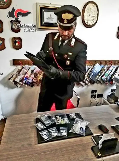 Spaccio di droga a domicilio, arrestato (e liberato) parrucchiere di Cosenza