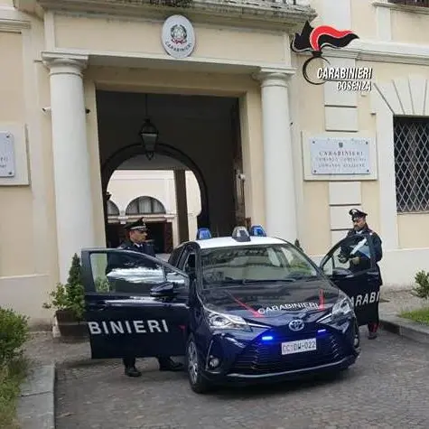 Cosenza, minaccia la madre per comprare alcol e droga: arrestato