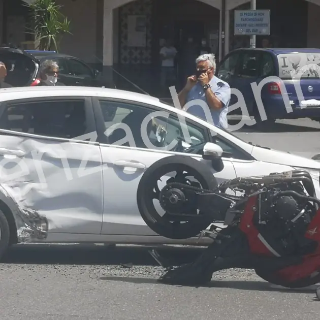 Cetraro, incidente spettacolare lungo la statale. Coinvolti in due, traffico rallentato