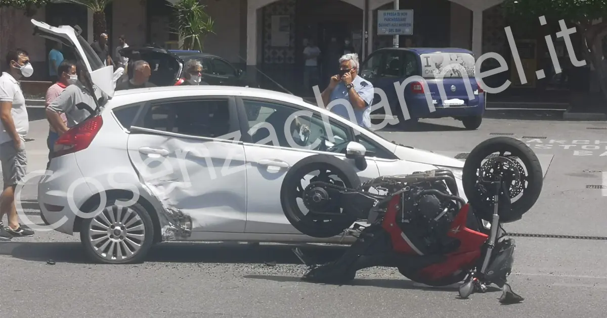 Cetraro, incidente spettacolare lungo la statale. Coinvolti in due, traffico rallentato