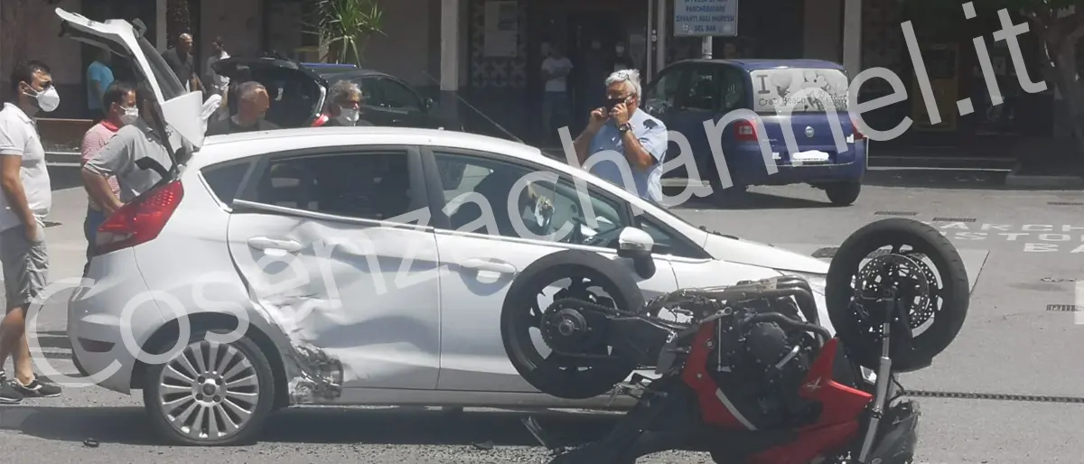 Cetraro, incidente spettacolare lungo la statale. Coinvolti in due, traffico rallentato