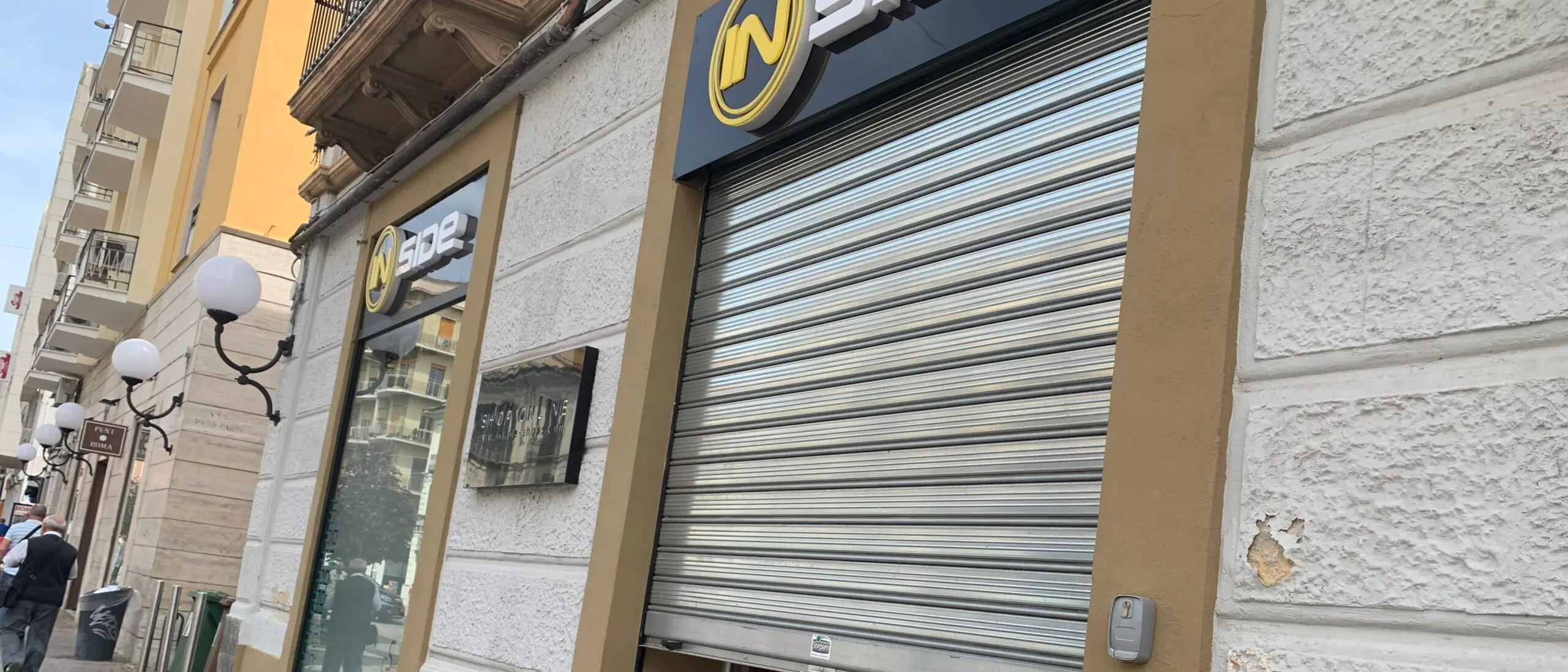 Cosenza, negozi aperti ma poca gente. Ecco tutte le foto