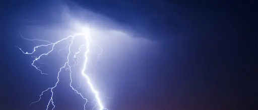 Fulmine sulla chiesa: esplode la statua, in fiamme l'auto del prete