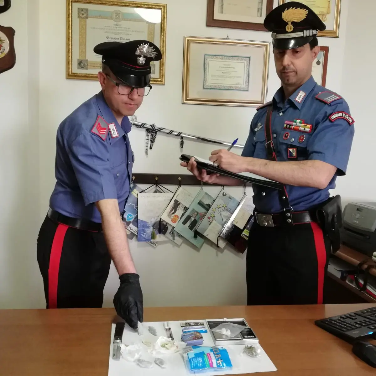 Assembrati con la droga in casa: 4 denunce a San Demetrio Corone