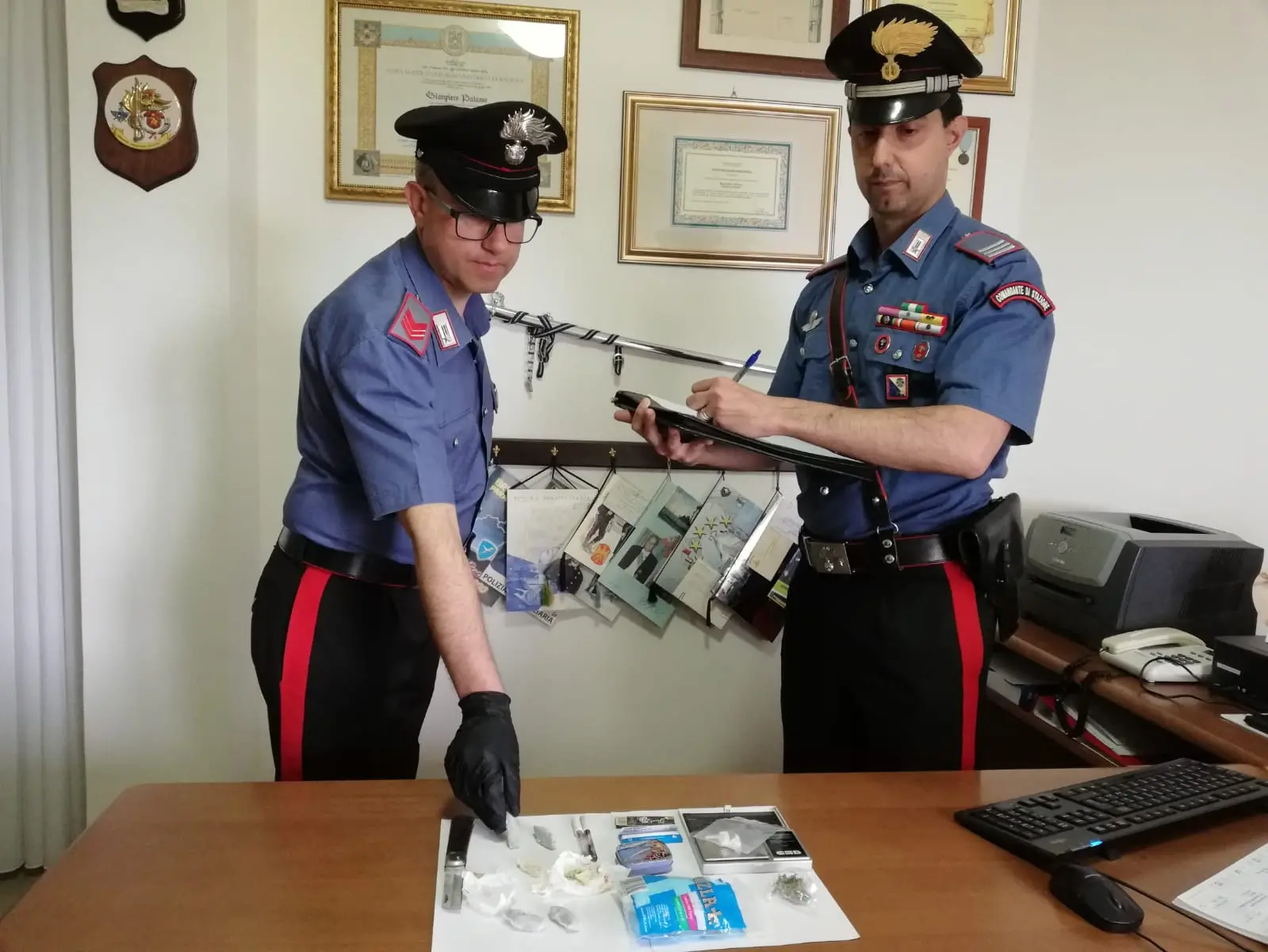 Assembrati con la droga in casa: 4 denunce a San Demetrio Corone