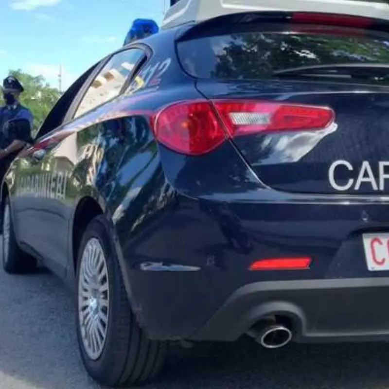 Donna trovata senza vita nel Torinese: ipotesi femminicidio seguito dal suicidio, marito morto in un lago\n