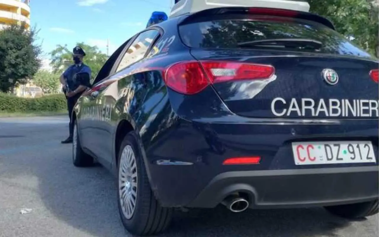 Donna trovata senza vita nel Torinese: ipotesi femminicidio seguito dal suicidio, marito morto in un lago\n