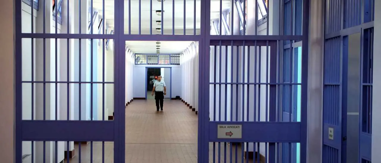 Corruzione e droga in carcere, arrestate tre persone