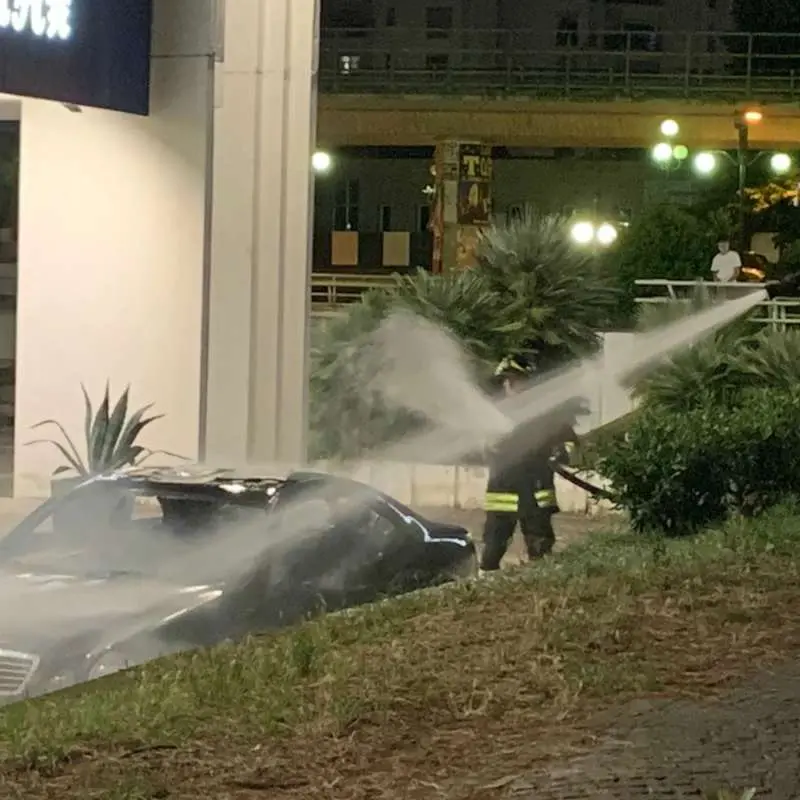 Parcheggia l'auto in piazza Matteotti e dopo poco prende fuoco
