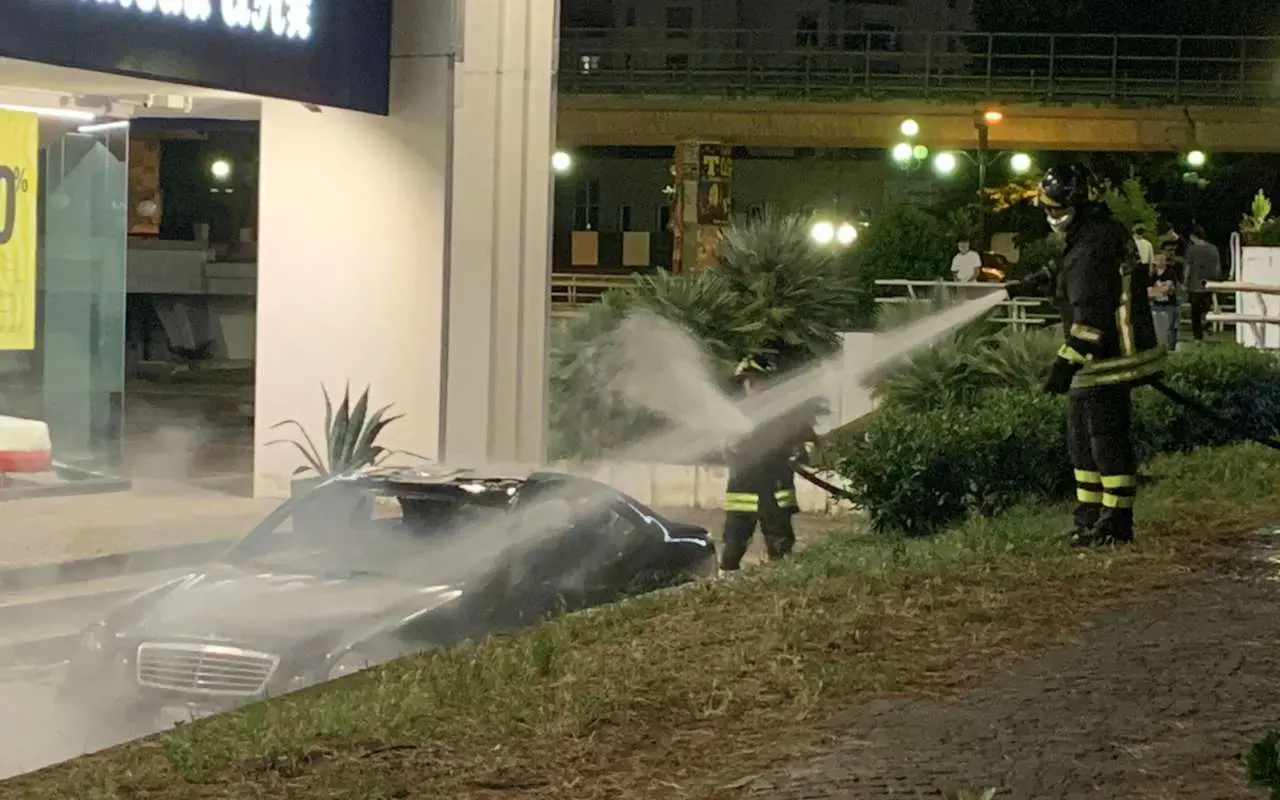 Parcheggia l'auto in piazza Matteotti e dopo poco prende fuoco