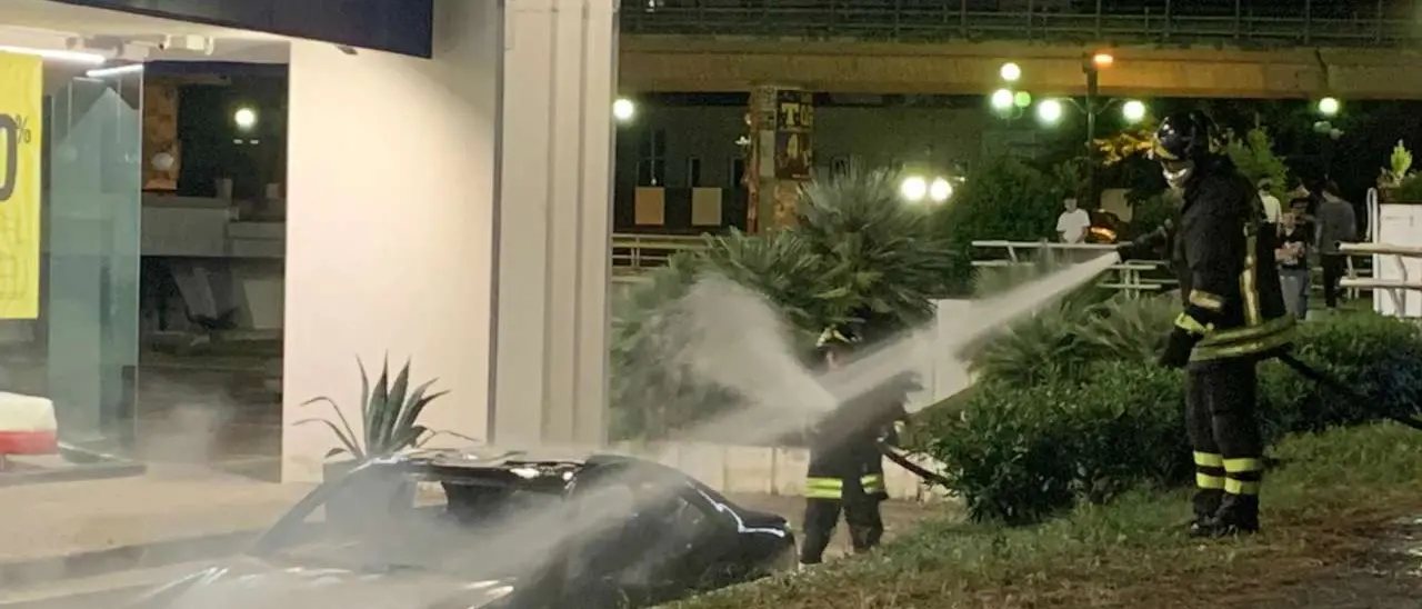 Parcheggia l'auto in piazza Matteotti e dopo poco prende fuoco