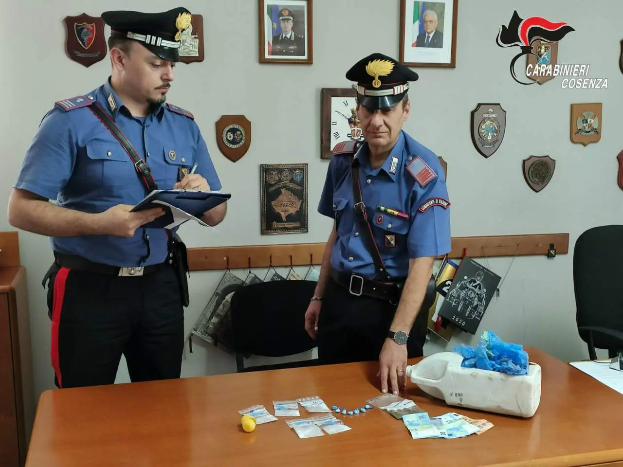 Belvedere Marittimo, nasconde la droga nella cuccia del cane: arrestato