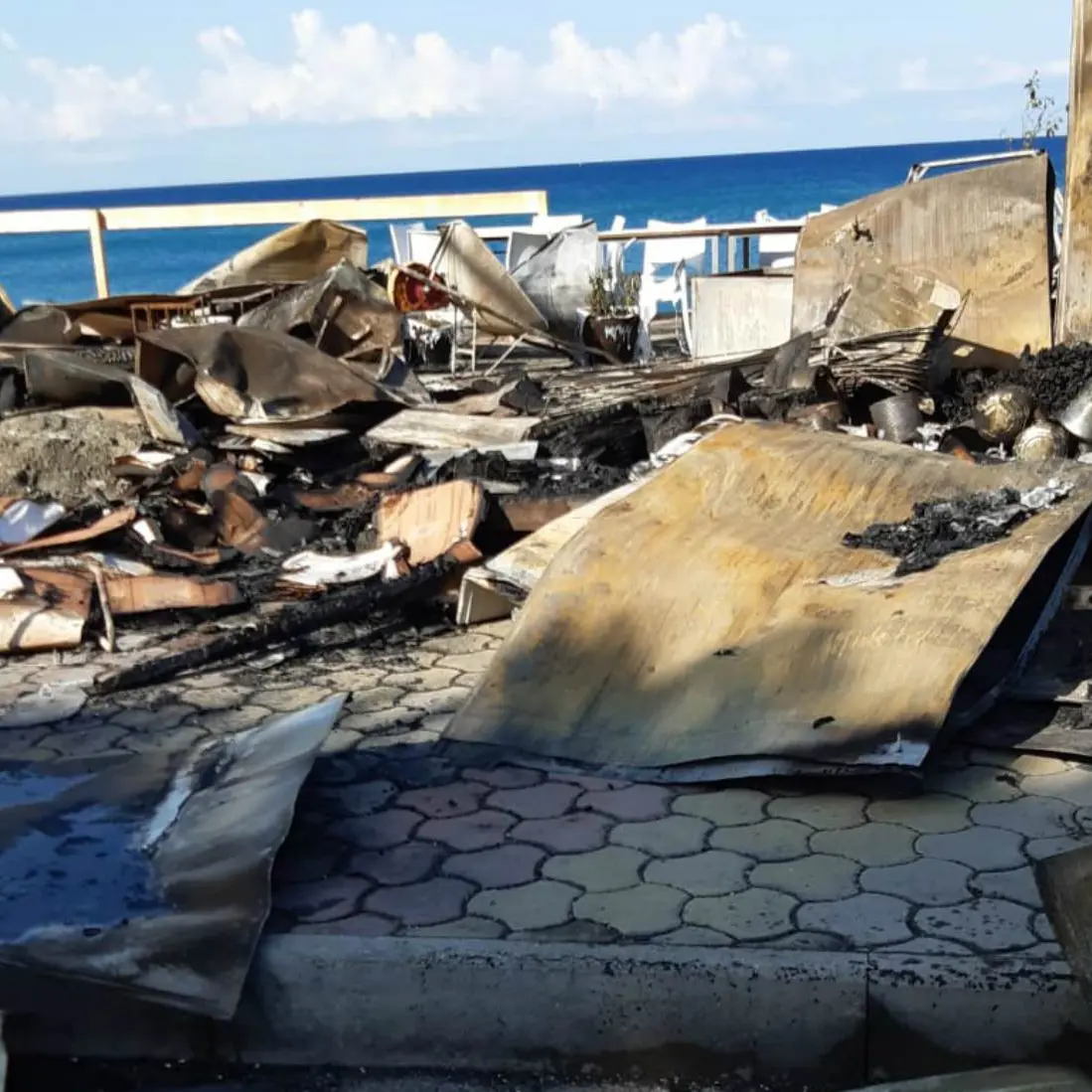 Cetraro, incendio distrugge un lido: indagini in corso