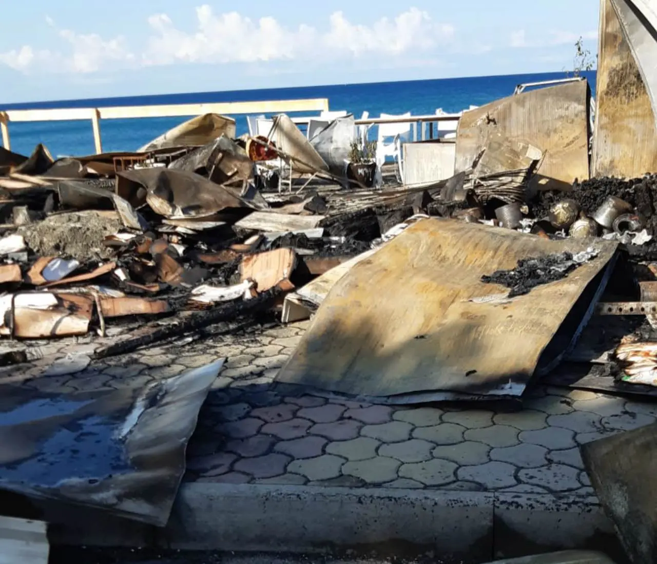 Cetraro, incendio distrugge un lido: indagini in corso