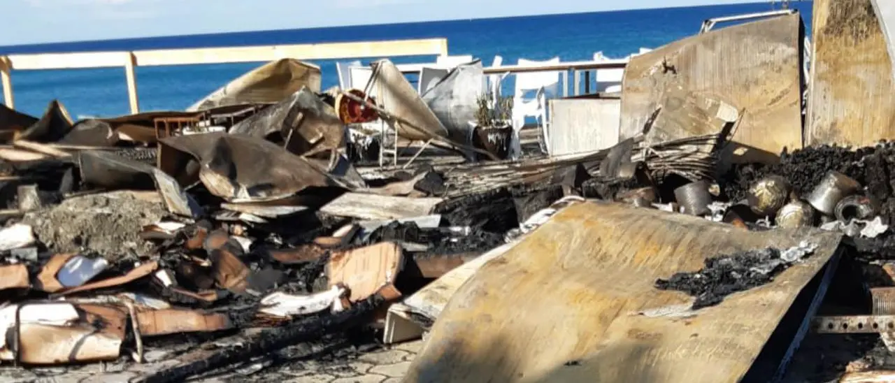Cetraro, incendio distrugge un lido: indagini in corso