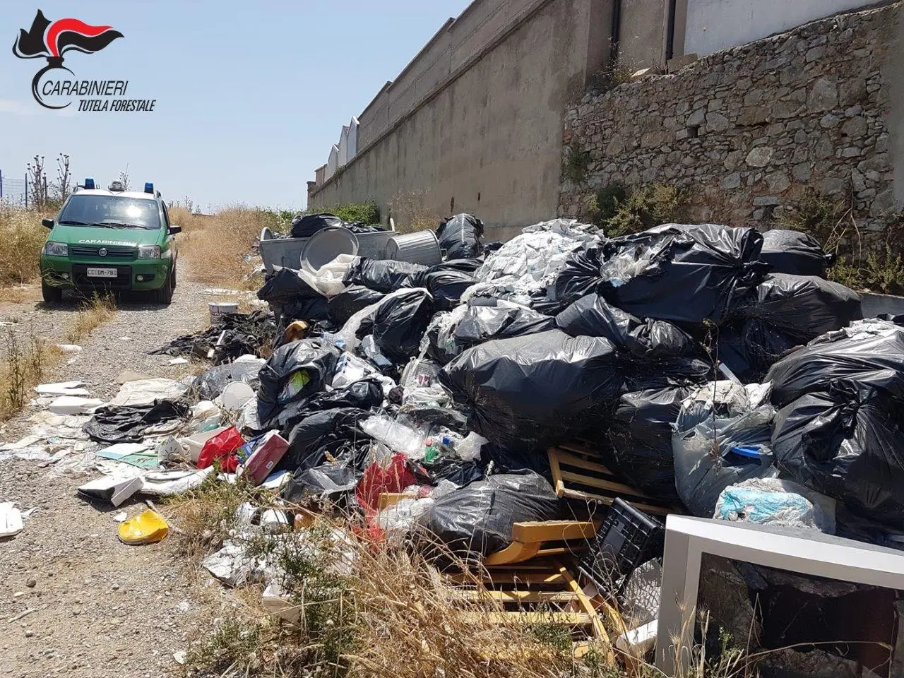Abbandono rifiuti e sbancamenti abusivi: sequestri e denunce a Spezzano Albanese