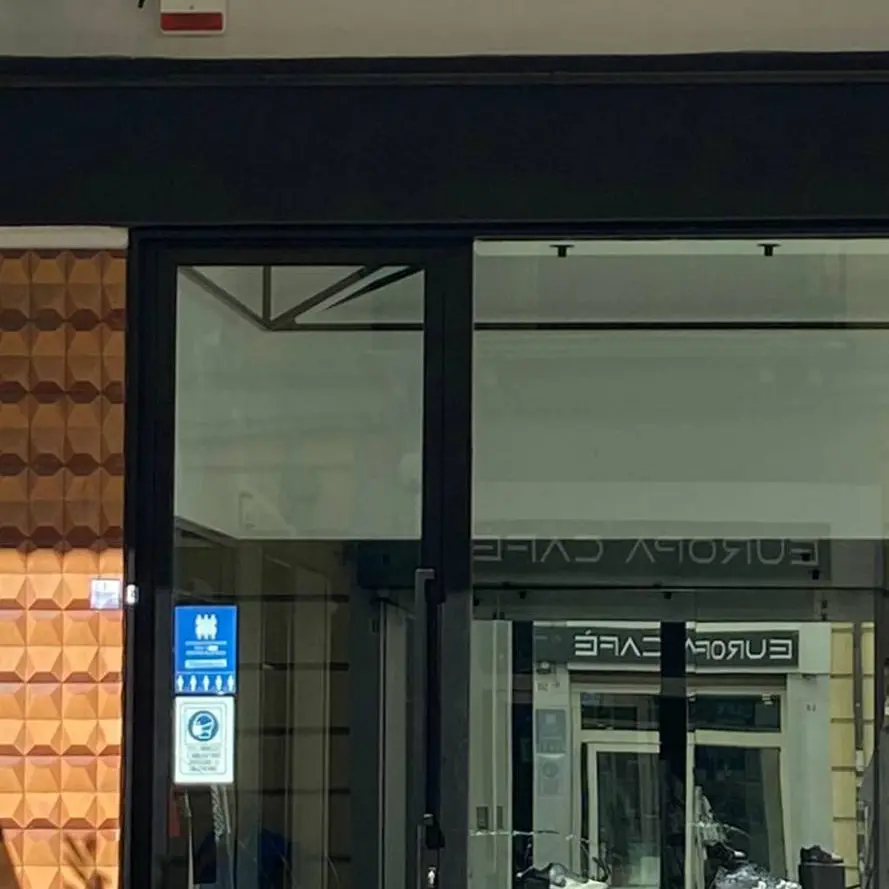 Incidente su via Montesanto, scontro tra auto distrugge vetrina di un negozio