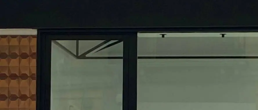 Incidente su via Montesanto, scontro tra auto distrugge vetrina di un negozio