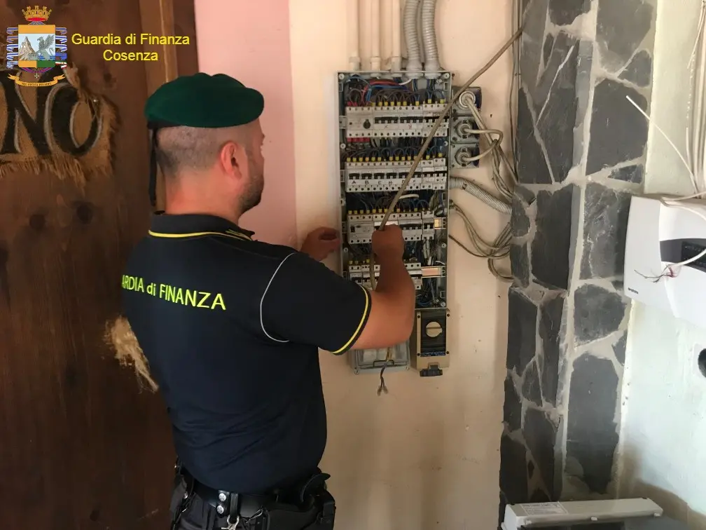 Furto di energia elettrica: denunciato titolare di una discoteca