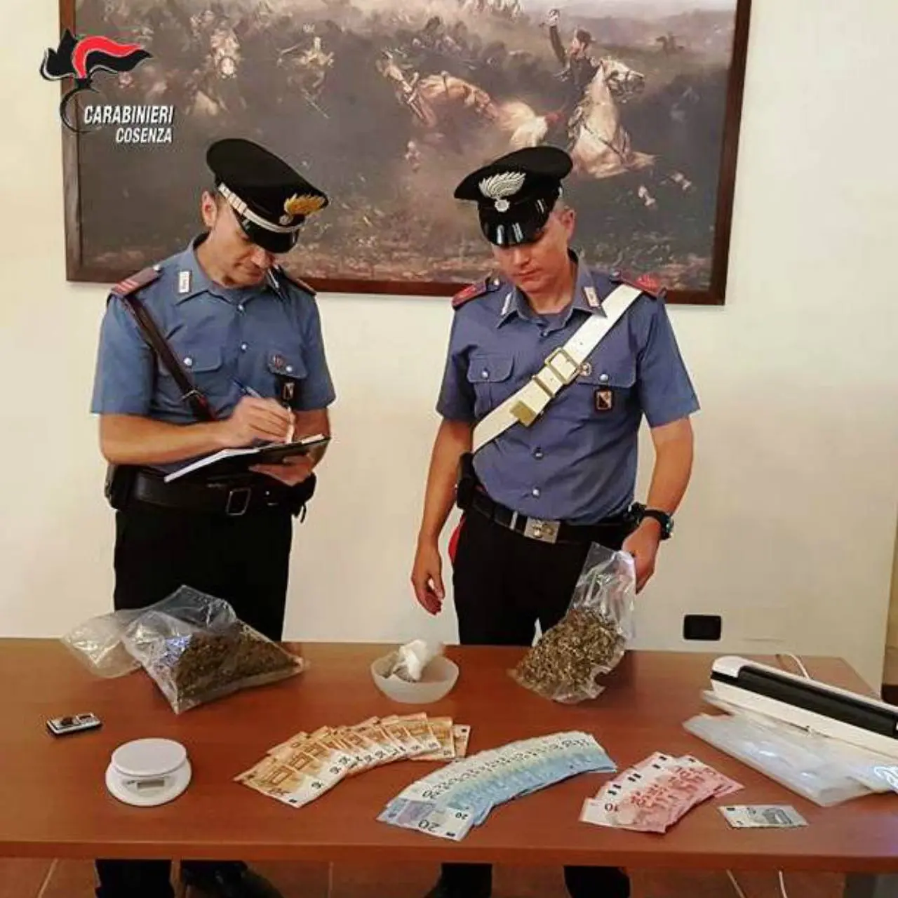 Mendicino, 32enne beccato con oltre mezzo chilo di droga: arrestato