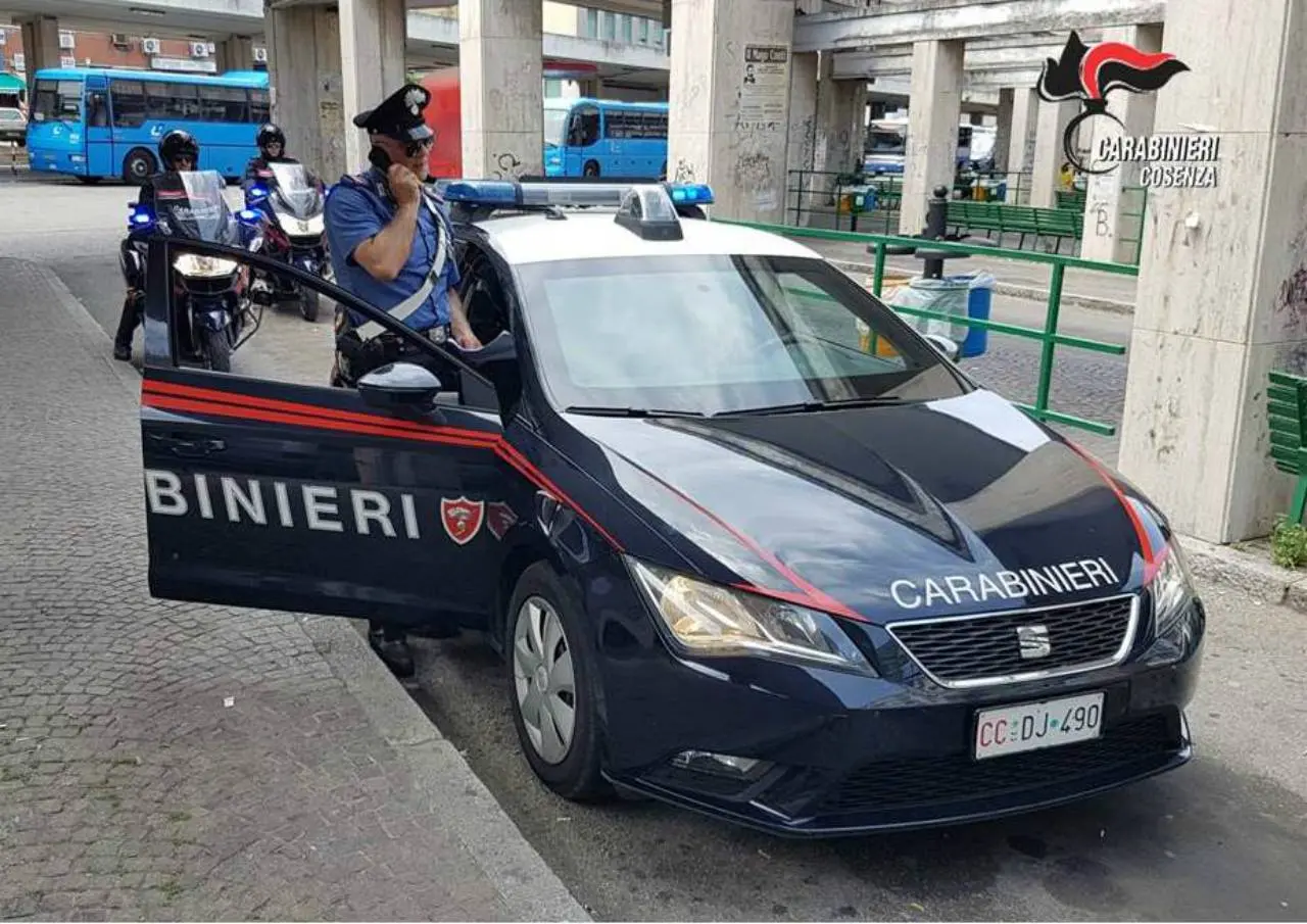 Si ubriaca, non paga il conto e aggredisce due donne: un arresto a Cosenza